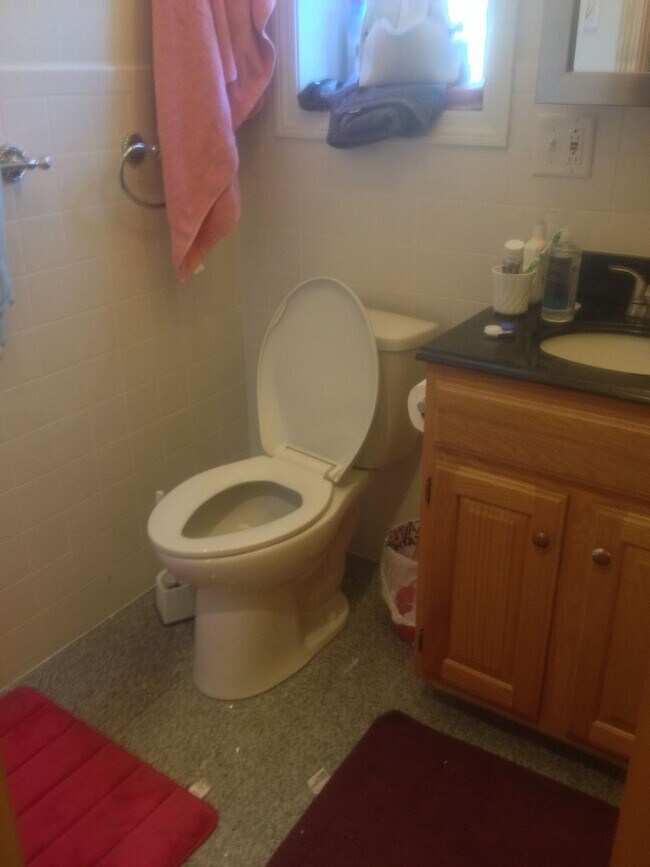 Building Photo - No Brokers Fee, In-Unit Washer and Dryer, Private Porch