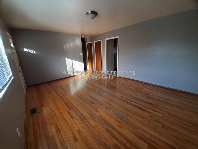 Building Photo - Larger House Near CMU - College Students Welcome - Watch Video Tour