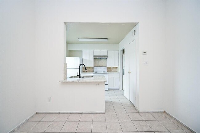 Building Photo - 3900 Woodchase Dr
