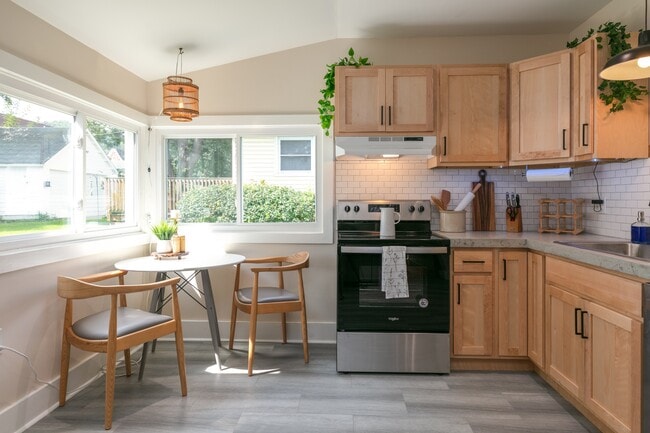 Building Photo - 215 E 8th St