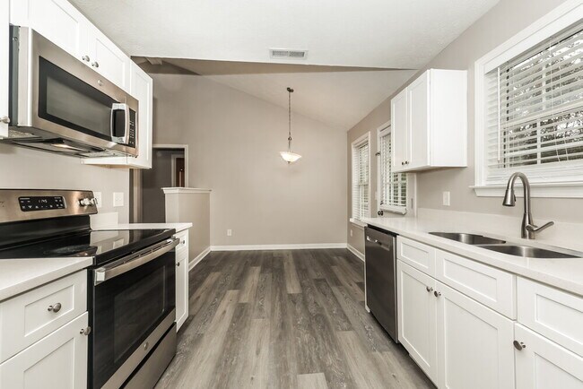 Building Photo - 1585 Ridgemont Dr