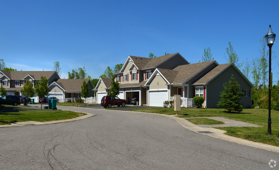 Primary Photo - Kings Crossing Townhomes