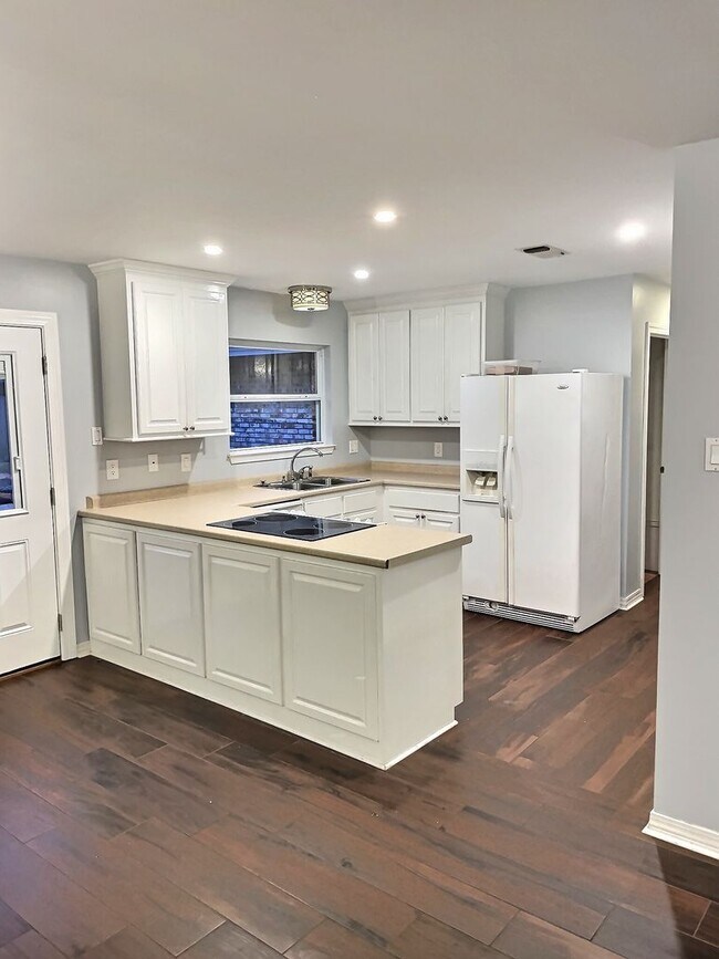 Building Photo - 3 BD 2 BA Home in the Bayou View School Di...