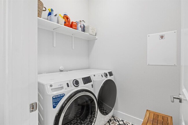 Building Photo - 532 Elm Green St