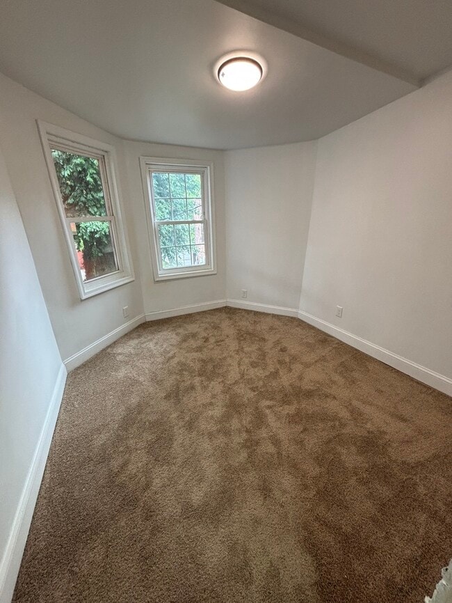 Building Photo - 4 bedrooms plus Den home