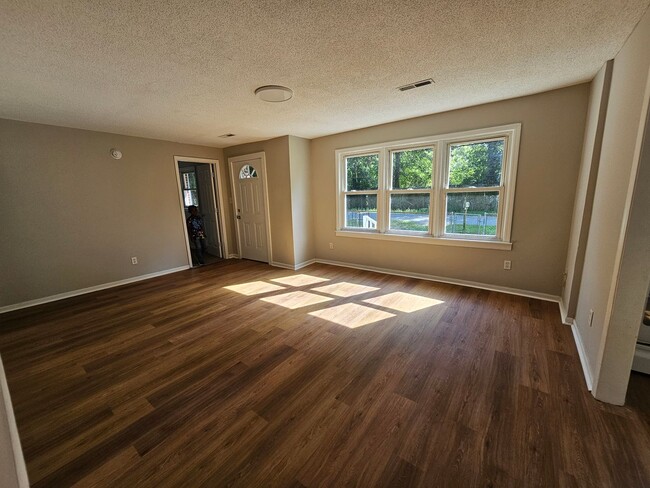 Building Photo - Move-In Ready 4BR Home in Rapidly Growing ...