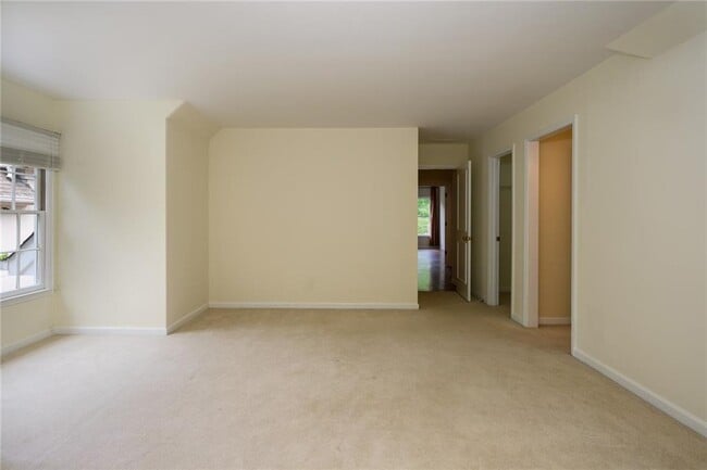 Building Photo - 1034 St James Crossing