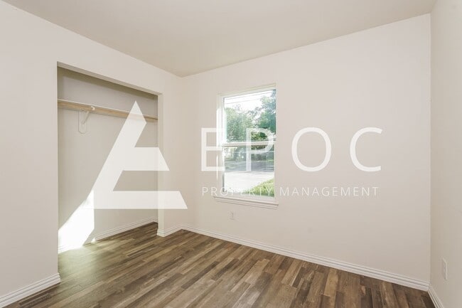 Building Photo - 719 N 13th St