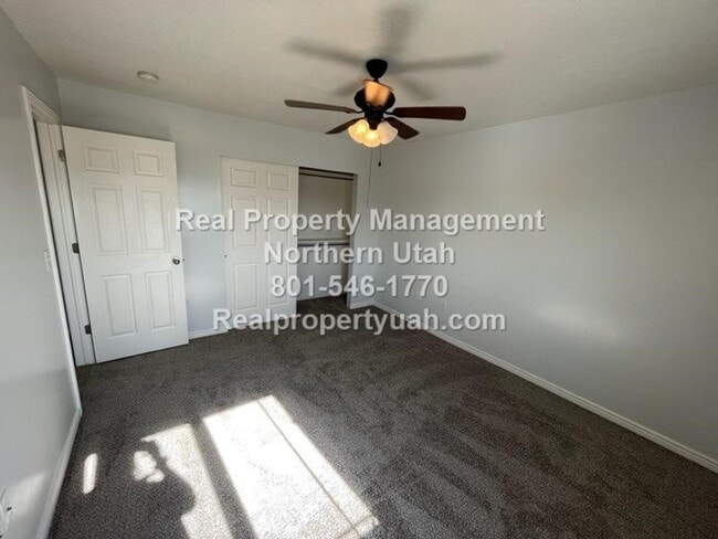 Building Photo - 2 Bedroom 1.5 Bath Townhome Available Now!