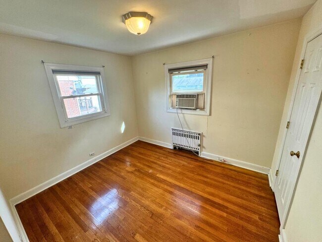 Building Photo - 11-02 Charles St