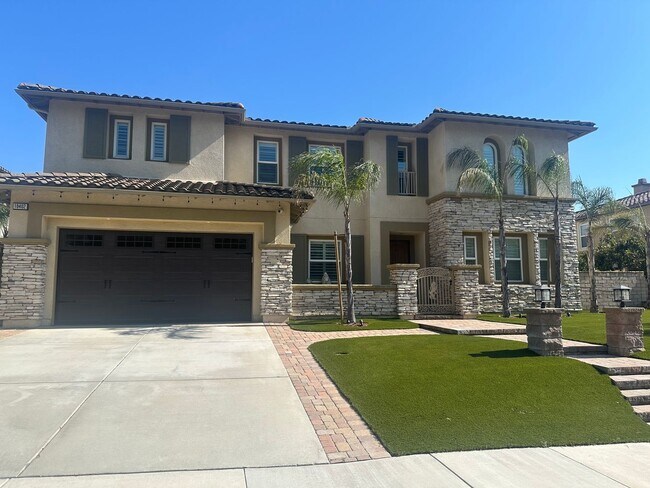 Building Photo - 5 Bedroom Lake Hills home with stunning La...