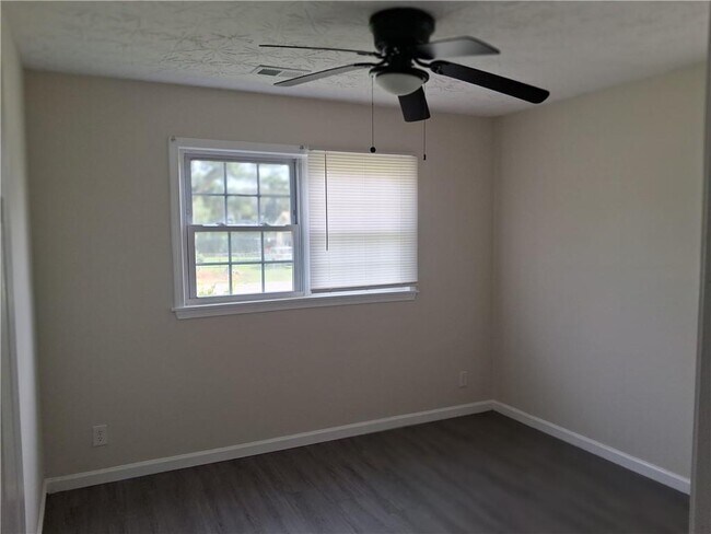 Building Photo - 2275 Briarwood Dr SW