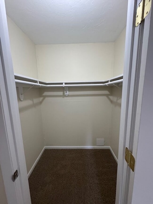 Building Photo - Holly Tree Condominiums