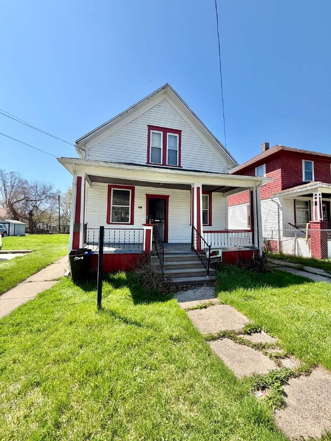 Building Photo - Main floor 3 Bed/1 Bath Available!