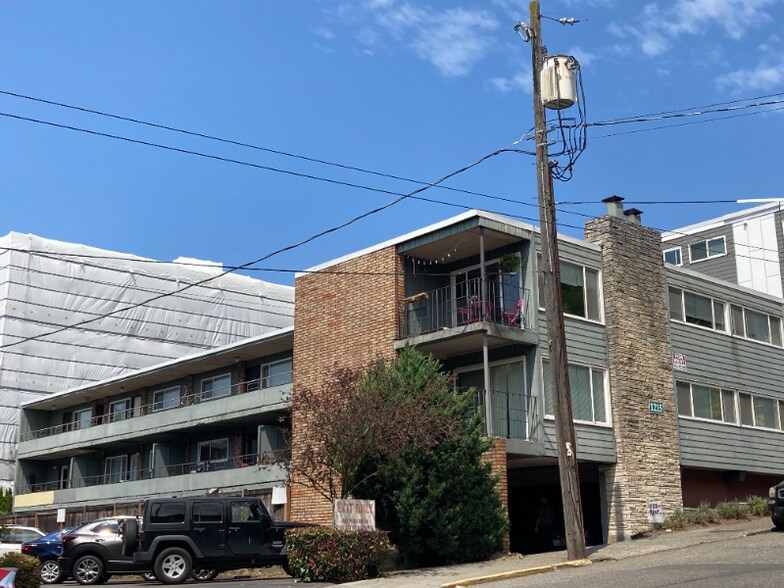 Building Photo - 1215 Queen Anne Ave N
