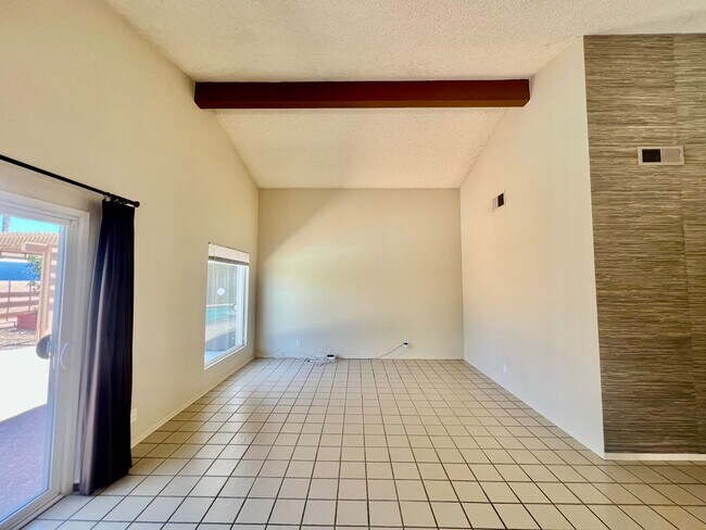Building Photo - AVAILABLE NOW! 3 Bedroom 2 Bathroom POOL H...