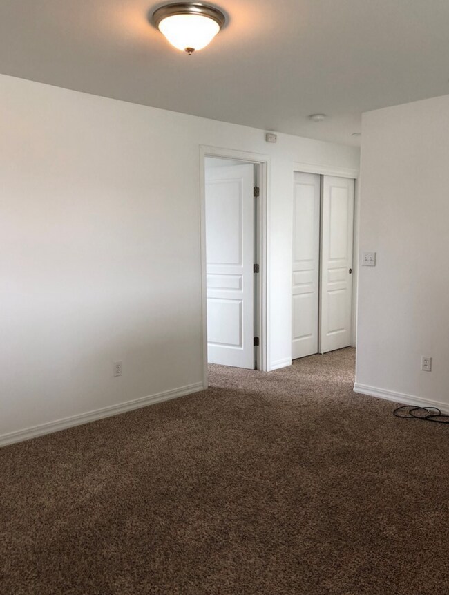 Building Photo - Large 3 Bedroom Home in Park Orchard Neigh...