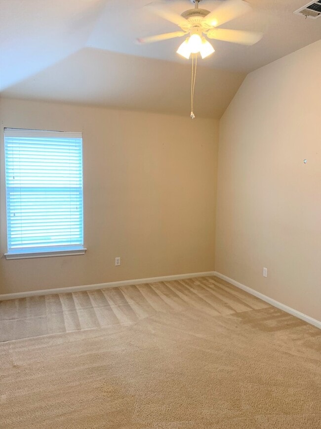Building Photo - Two story home on large lot in the Ridge a...