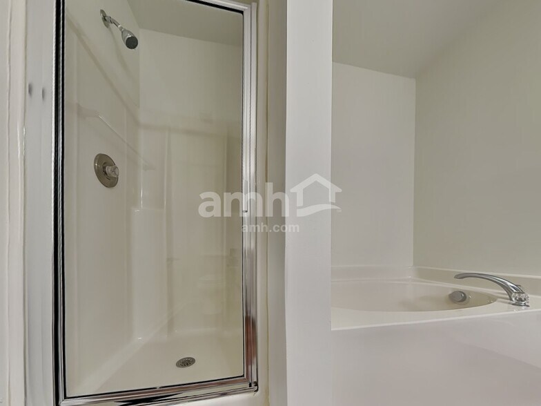 Building Photo - 5716 Running Fox Ln