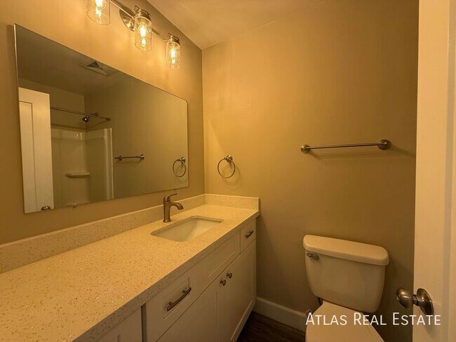 Building Photo - 2826 E Capri Cir