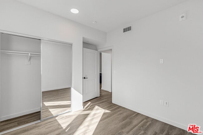 Building Photo - 10824 Blix St