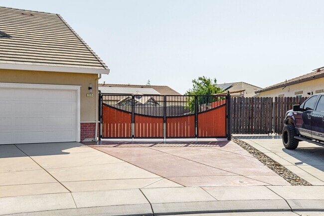Building Photo - 4 bedroom home for RENT in Manteca with RV...