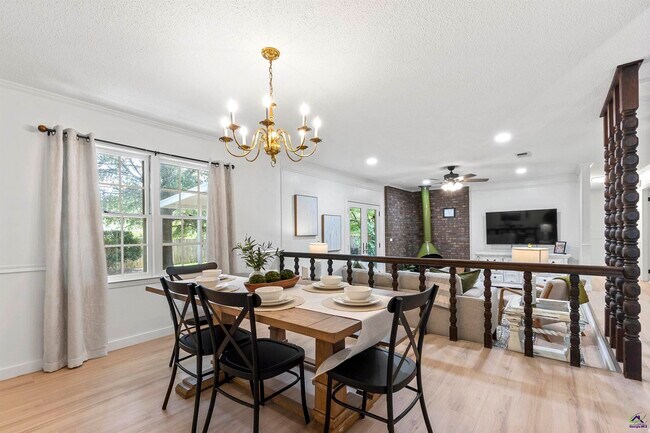 Building Photo - 1726 Greenwood Cir