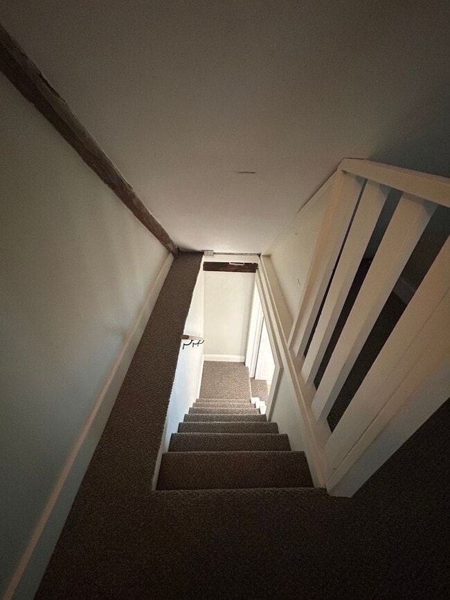Building Photo - Beautiful renovated 5 bedroom 2.5 bath sin...