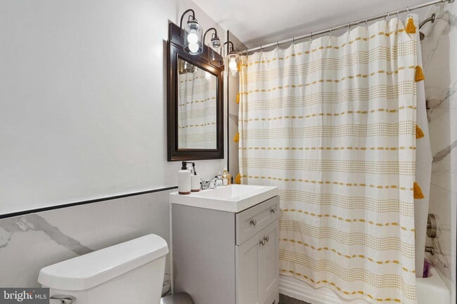 Building Photo - Welcome to this lovely and spacious fully remodeled 1 bedroom, 1 bath condo at The Cavendish
