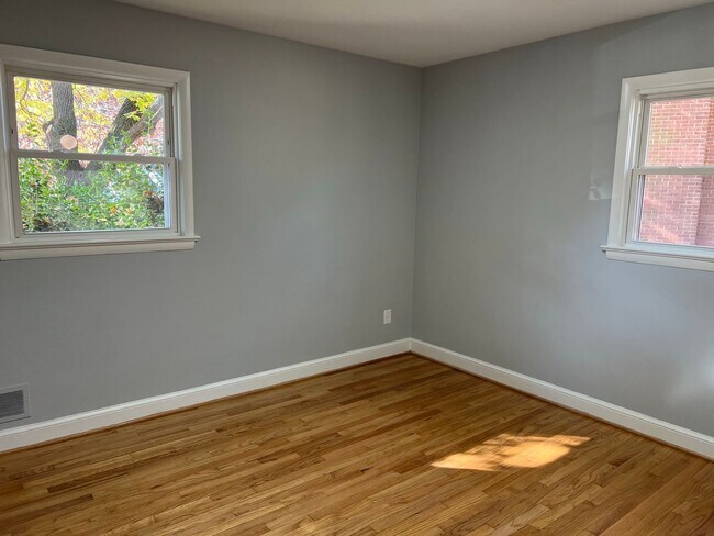 Building Photo - Renovated Rambler Close to METRO, Parks, &...