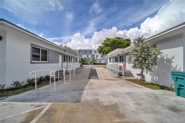 Primary Photo - 3737 NW 20th Ave