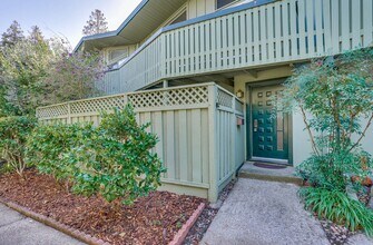 Building Photo - 2 Bedroom 1 Bath Two Story Townhome