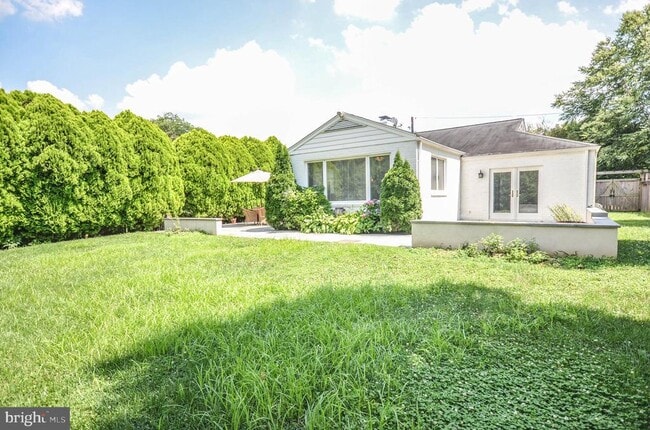 Building Photo - 3313 W Coquelin Terrace