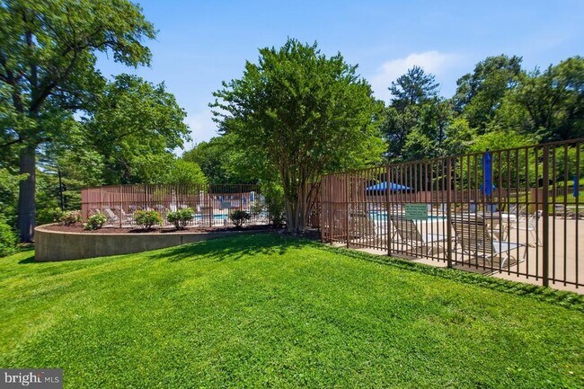 Building Photo - 3712 Valley Dr