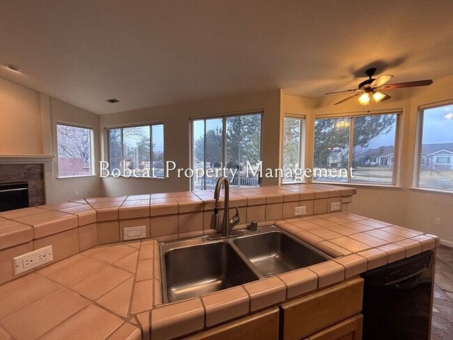 Building Photo - 1054 Camellia Ct