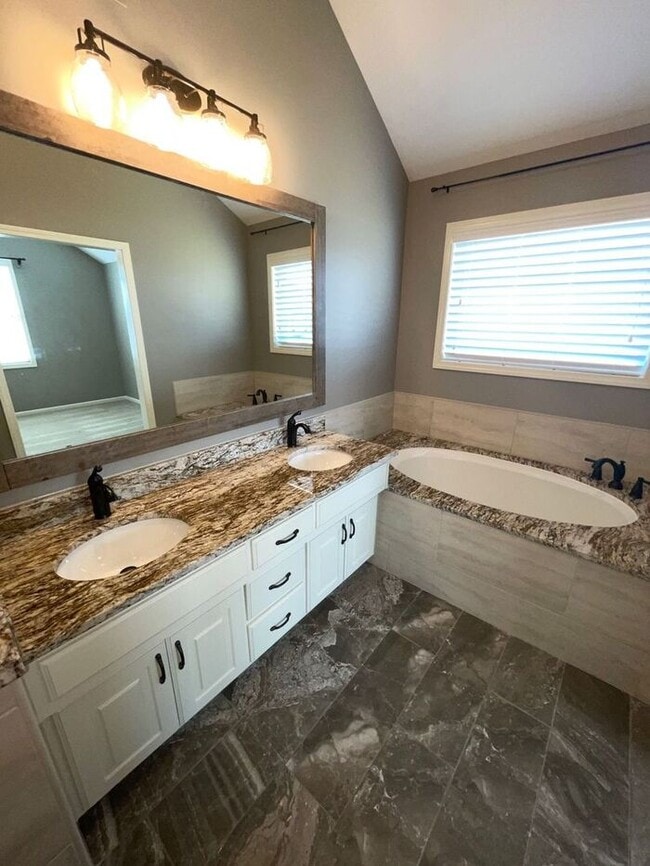 Building Photo - 5 Bedroom, 3 Bathroom California Split Sty...