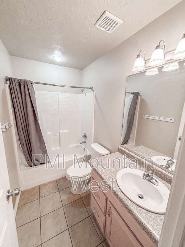 Building Photo - 208 Lyman Ln