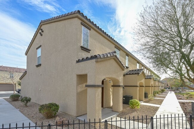 Building Photo - SE!!  Gated!! Community Pool!! Clubhouse!! Fitness Center!! Up Graded Appliances!!! 2 Car Garage!!