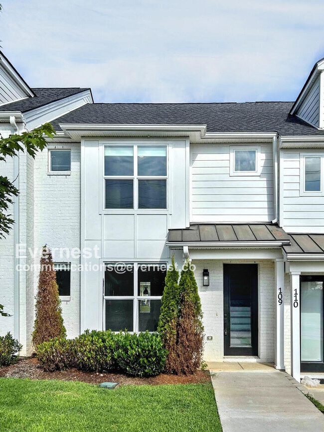 Building Photo - 2-Bedroom, 2.5-Bath Townhome with Modern A...