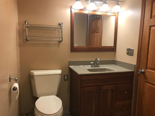 Building Photo - Spacious Rock Island Home with Family Room and Garage!