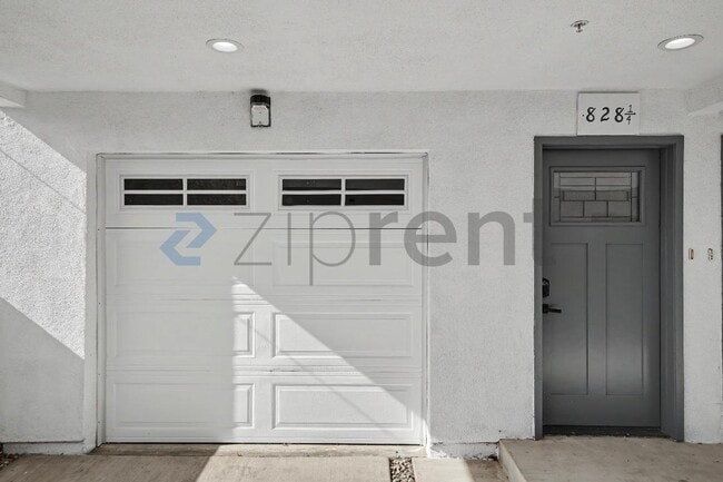 Building Photo - 828 1/4 W 80th St