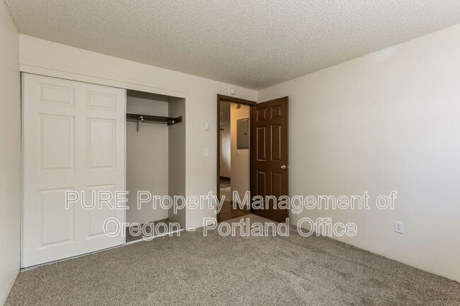 Building Photo - 14138 NE Sandy Blvd