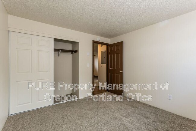 Building Photo - 14140 NE Sandy Blvd