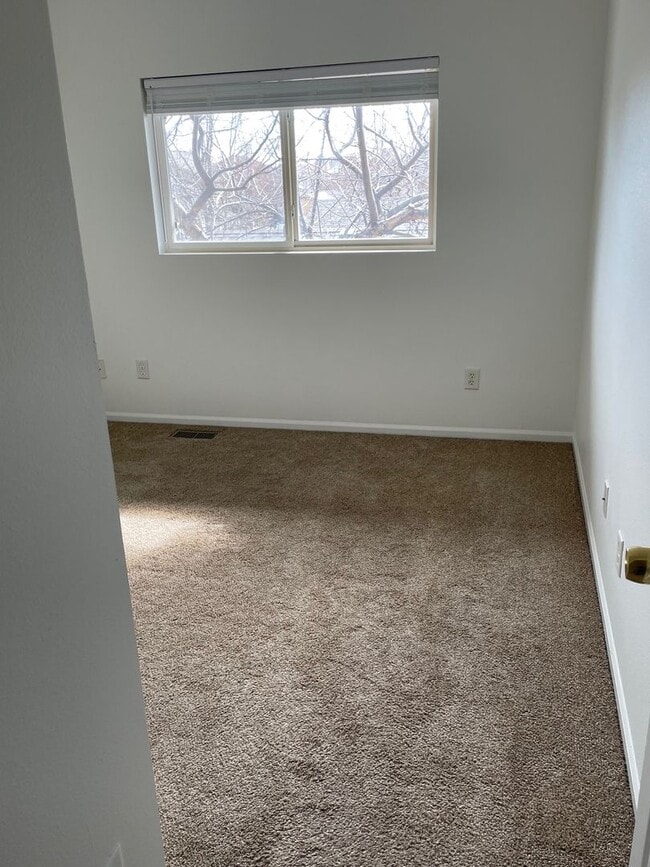 Building Photo - Townhome -2 bed 2.5 bath + bonus area