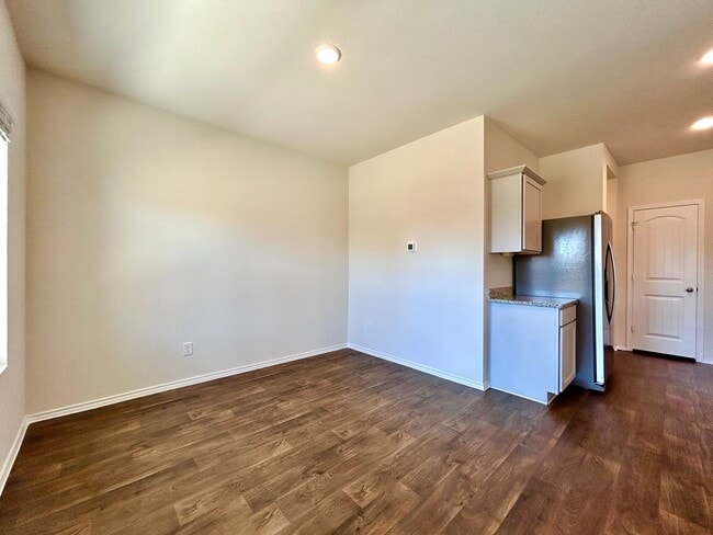 Building Photo - 221 Granary Dr