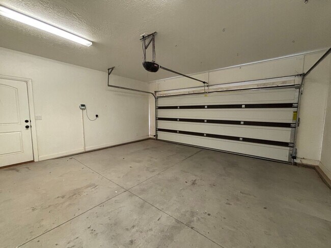 Building Photo - 750 350 N
