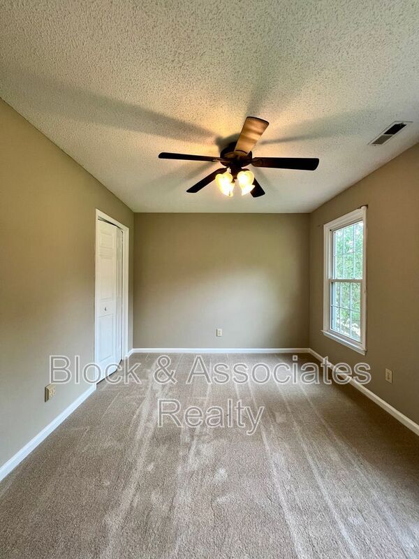 Building Photo - 1613 Round Hill Cir