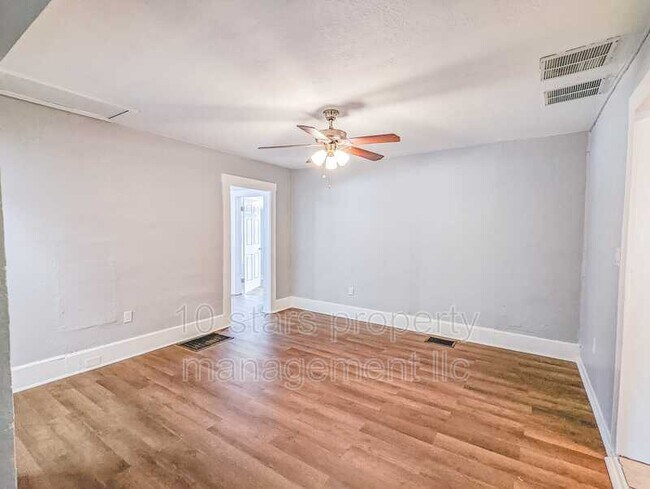 Building Photo - 2705 4th St S