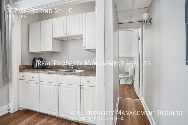 Building Photo - 307 SE Second St-C