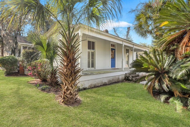 Building Photo - 3/1 historic Thunderbolt bungalow